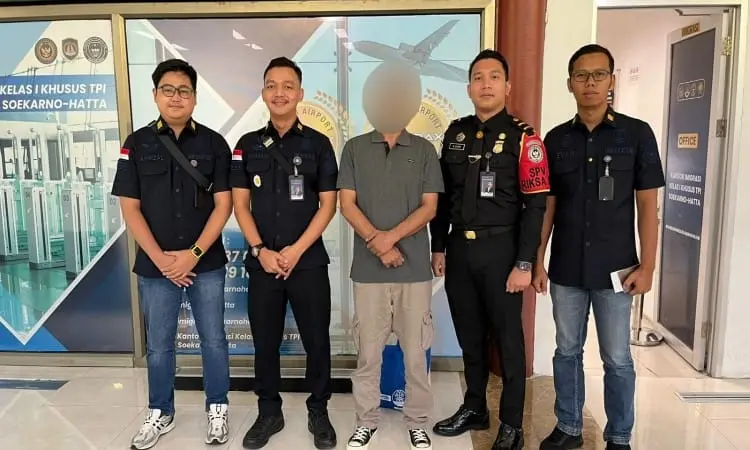 Petugas Imigrasi mendeportasi warga negara Malaysia usai menjalani pidana di Lapas Nusakambangan. (Imigrasi Cilacap).