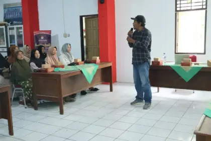 Anggota KPU Banjarnegara, Castro S saat memberikan materi kepemiluan kepada masyarakat belum lama ini. (Foto: KPU Banjarnegara)