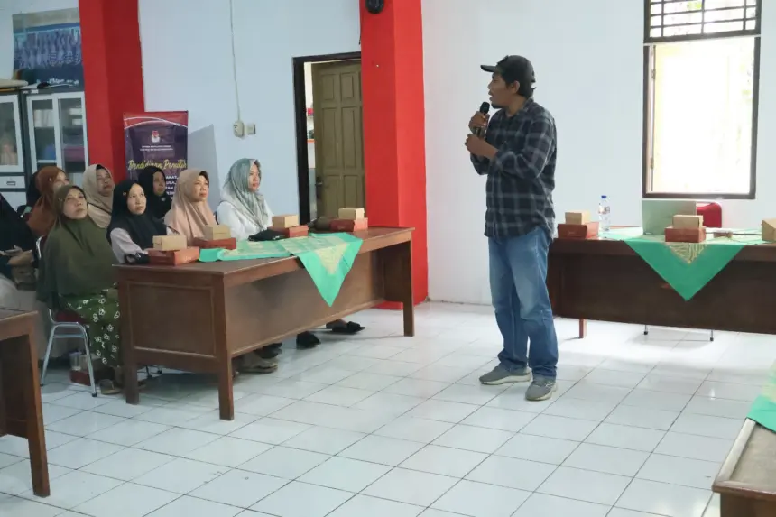 Anggota KPU Banjarnegara, Castro S saat memberikan materi kepemiluan kepada masyarakat belum lama ini. (Foto: KPU Banjarnegara)