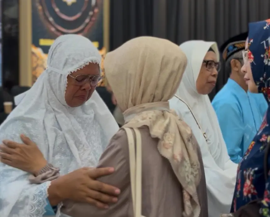 Sumiyati (kiri), seorang penjual bubur sumsum menjadi jamaah calon haji yang mengikuti bimbingan ibadah haji di KBIHU Miftahul Jannah BDI PT PPN RU IV Cilacap. (Foto: Wahyu Sumantri)
