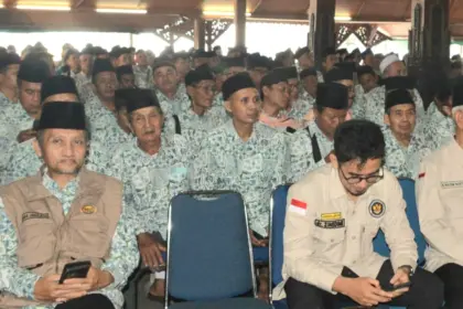 Para jemaah calon haji asal Kabupaten Cilacap saat mengikuti acara pelepasan di Pendapa Wijayakusuma. (Pemkab Cilacap).