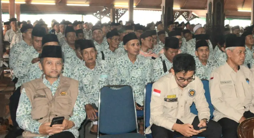 Para jemaah calon haji asal Kabupaten Cilacap saat mengikuti acara pelepasan di Pendapa Wijayakusuma. (Pemkab Cilacap).
