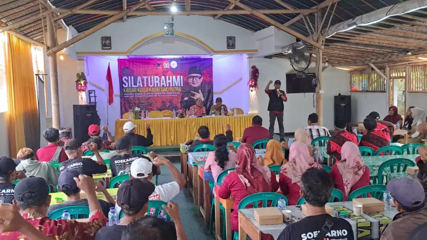 Tim Mas Kaisar serap aspirasi warga Adipala saat acara silaturahmi di Tamariz Cafe Adipala Cilacap. (Tri Aji).