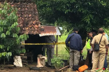 Polisi saat melakukan oleh TKP penusukan nenek oleh sang menantu di Desa Danaraja, Banjarnegara. (dok. warga)