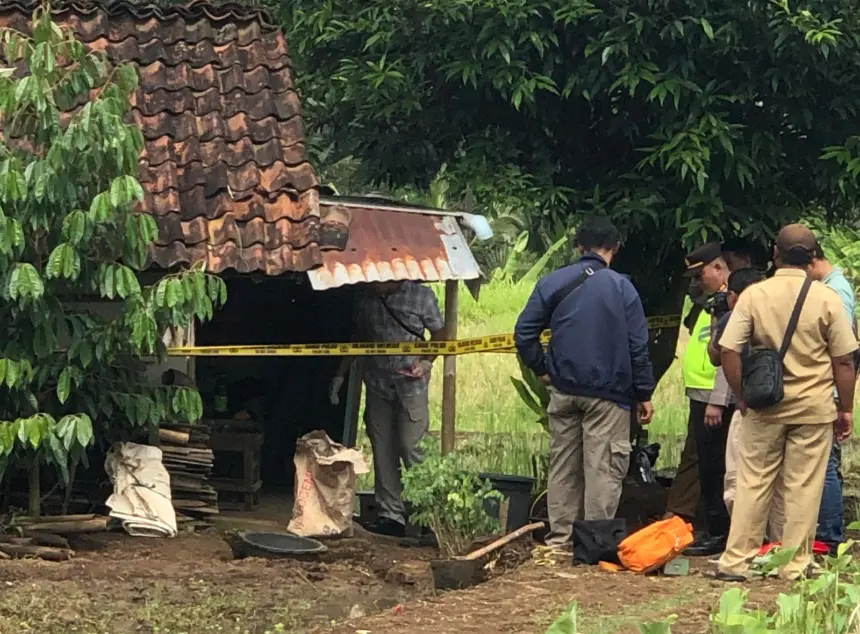 Polisi saat melakukan oleh TKP penusukan nenek oleh sang menantu di Desa Danaraja, Banjarnegara. (dok. warga)
