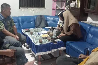 Dua mantan karyawan toko buah saat membuat surat aduan kepada Bupati Banjarnegara didampingi kuasa hukum dari LBH Benteng Cakrawala Banjarnegara, Selasa (5/5/2026). (Foto: dok LBH Benteng Cakrawala)