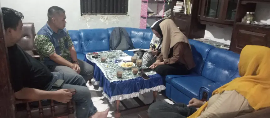 Dua mantan karyawan toko buah saat membuat surat aduan kepada Bupati Banjarnegara didampingi kuasa hukum dari LBH Benteng Cakrawala Banjarnegara, Selasa (5/5/2026). (Foto: dok LBH Benteng Cakrawala)