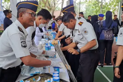 Petugas dari berbagai Lapas Nusakambangan jalani tes urine. (Tri Aji).