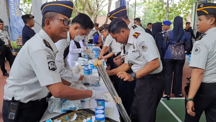 Petugas dari berbagai Lapas Nusakambangan jalani tes urine. (Tri Aji).