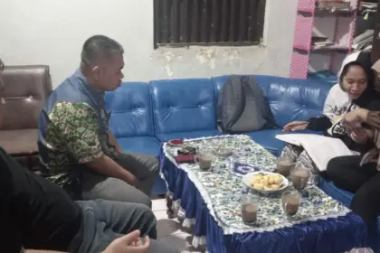 Dua warga Banjarnegara saat membuat surat aduan kepada Bupati Banjarnegara didampingi kuasa hukum dari LBH Benteng Cakrawala Banjarnegara, Selasa (5/5/2026). (Foto: dok LBH Benteng Cakrawala)