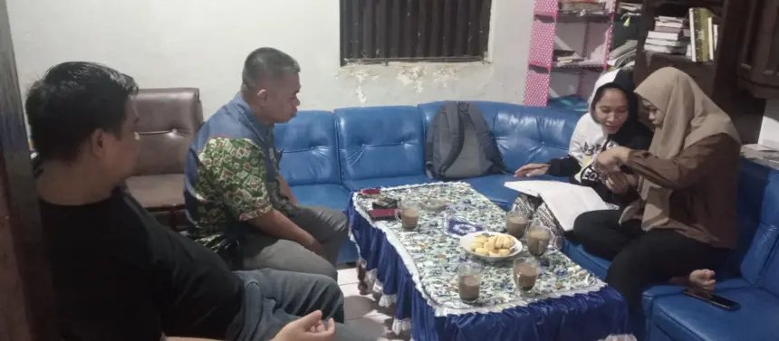 Dua warga Banjarnegara saat membuat surat aduan kepada Bupati Banjarnegara didampingi kuasa hukum dari LBH Benteng Cakrawala Banjarnegara, Selasa (5/5/2026). (Foto: dok LBH Benteng Cakrawala)