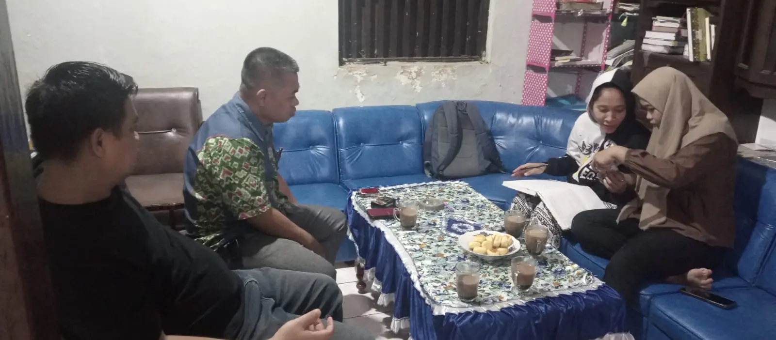 Dua warga Banjarnegara saat membuat surat aduan kepada Bupati Banjarnegara didampingi kuasa hukum dari LBH Benteng Cakrawala Banjarnegara, Selasa (5/5/2026). (Foto: dok LBH Benteng Cakrawala)