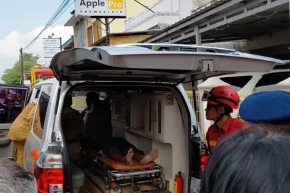 Suminto (61), warga Karangpucung, Kecamatan Purwokerto Selatan, Banyumas berhasil dievakuasi, setelah nekat melakukan percobaan bunuh diri, Senin (11/05/2026).(Foto : Wahyu Sumantri)