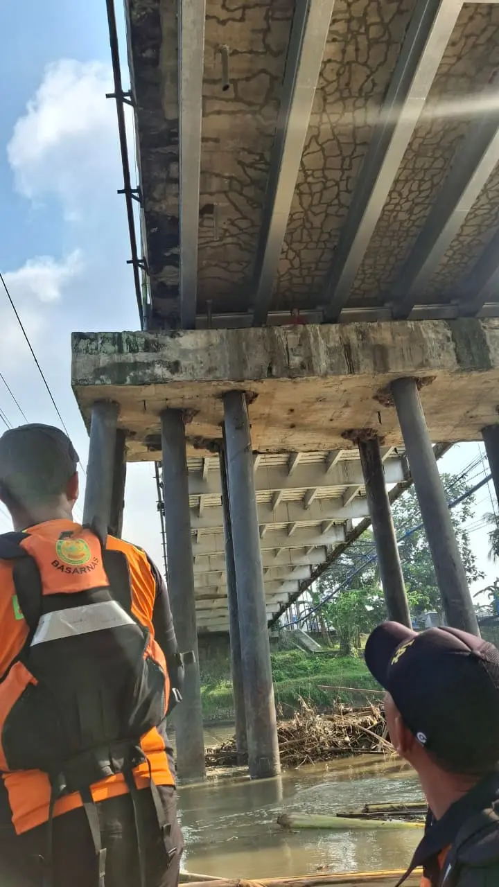 Tim SAR gabungan saat berusaha mencari keberadaan Imam Fauzi yang diduga menceburkan diri ke sungai Serayu, Senin (11/5/2026). (Foto: dok TIM SAR Banyumas)
