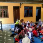 Sejumlah anak PAUD PGRI Kasinoman saat mendapatkan penjelasan berbagai tugas polisi, Rabu (13/5/2026). (Foto: Heri Cahyono)