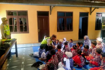 Sejumlah anak PAUD PGRI Kasinoman saat mendapatkan penjelasan berbagai tugas polisi, Rabu (13/5/2026). (Foto: Heri Cahyono)