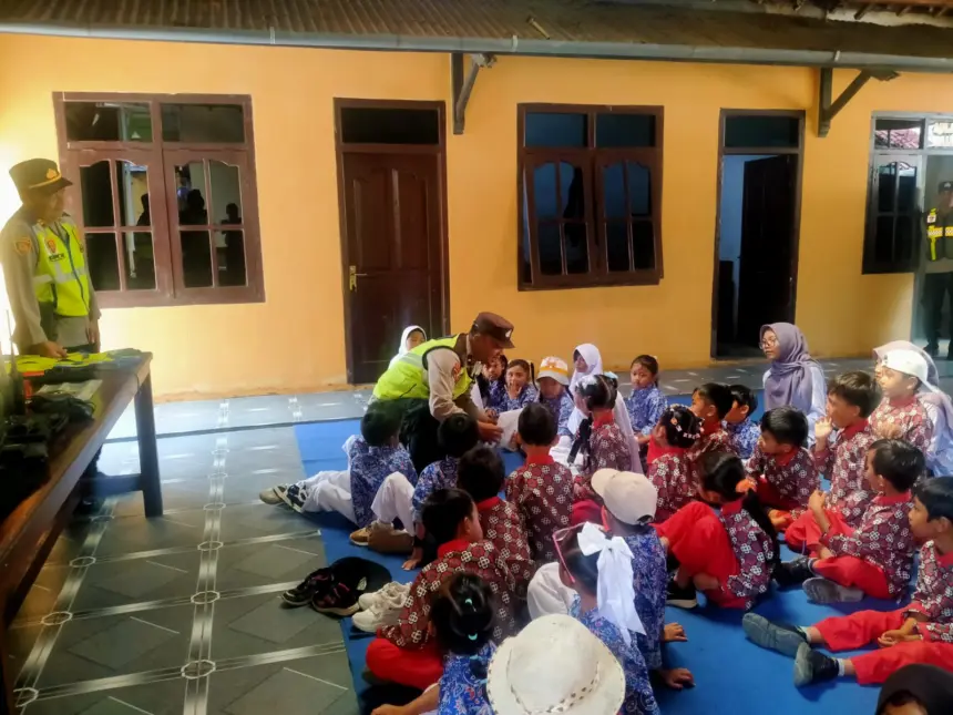 Sejumlah anak PAUD PGRI Kasinoman saat mendapatkan penjelasan berbagai tugas polisi, Rabu (13/5/2026). (Foto: Heri Cahyono)