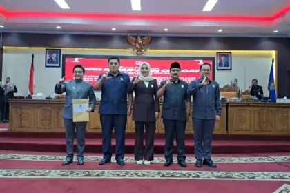 Ketua DPRD Cilacap didampingi para Wakil Ketua menyerahkan rekomendasi LKPJ Cilacap 2025 kepada Plt Bupati. (Tri Aji).