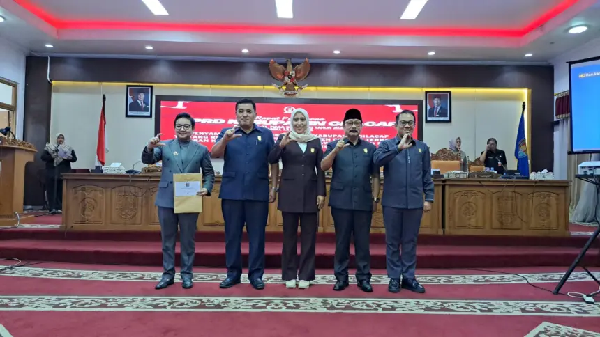 Ketua DPRD Cilacap didampingi para Wakil Ketua menyerahkan rekomendasi LKPJ Cilacap 2025 kepada Plt Bupati. (Tri Aji).