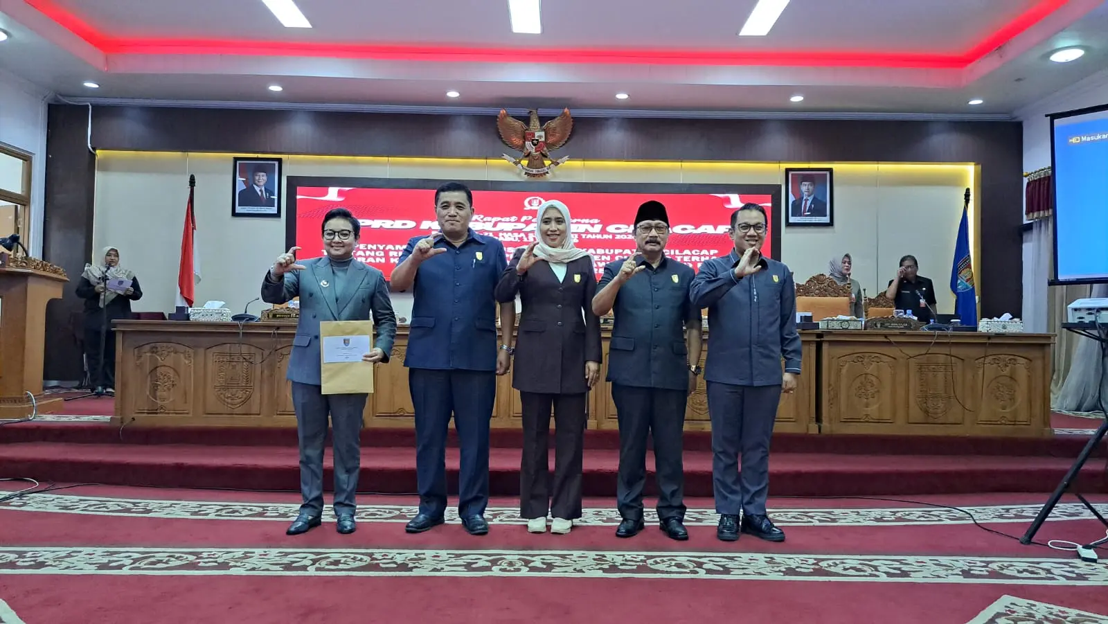 Ketua DPRD Cilacap didampingi para Wakil Ketua menyerahkan rekomendasi LKPJ Cilacap 2025 kepada Plt Bupati. (Tri Aji).