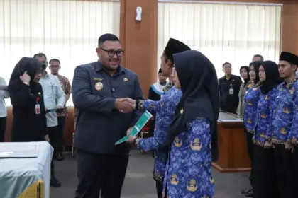 Wabub Purbalingga saat menyerahkan SK pengangkatan kepada para PNS baru, Kamis (21/5/2026). (Foto: Humas Pemkab Purbalinga)