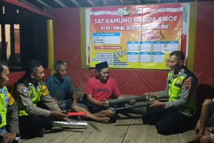 Anggota Polsek Bobotsari saat menyerahkan bantuan peralatan kemanan kepada Satkamling, Rabu malam (20/5/2026). (Foto: Humas Polres Purbalingga)