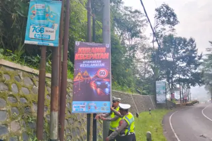 Sejumlah anggota Satlantas Polres Banjarnegara saat memasang rambu peringatan jalan disalah satu ruas jalan Banjarnegara. (Foto: Satlantas Banjarnegara).