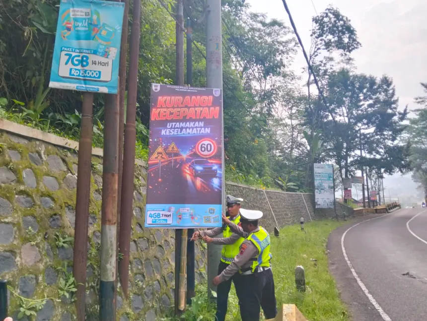 Sejumlah anggota Satlantas Polres Banjarnegara saat memasang rambu peringatan jalan disalah satu ruas jalan Banjarnegara. (Foto: Satlantas Banjarnegara).