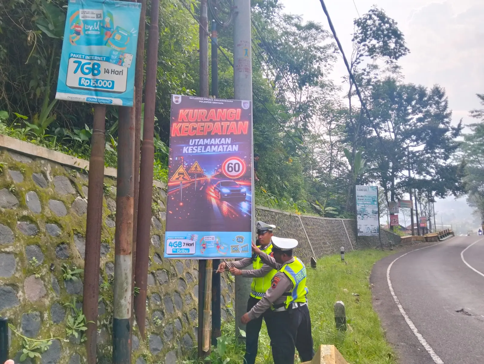 Sejumlah anggota Satlantas Polres Banjarnegara saat memasang rambu peringatan jalan disalah satu ruas jalan Banjarnegara. (Foto: Satlantas Banjarnegara).