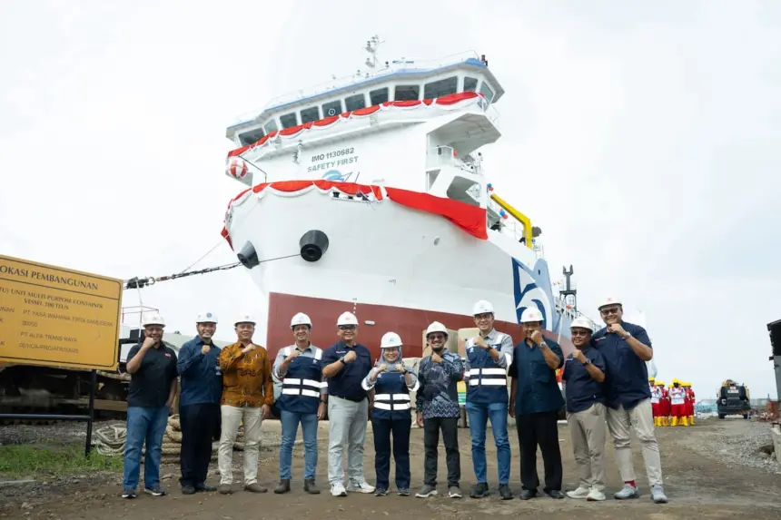PT Alfa Trans Raya (ATR), anak usaha dari PT Cipta Krida Bahari (CKB Logistics), resmi meluncurkan armada kapal kontainer (container vessel) terbarunya, Alfa Trans Tiga, di kawasan Pelabuhan Tanjung Emas, Semarang, Jawa Tengah, Jumat (22/5/2026).(Dok PT ATR)