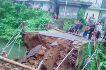 Kondisi jembatan Desa Plorengan yang ambrol dan putus akibat erosi aliran sungai, Sabtu (2/5/2026). (Foto: Heri Cahyono)