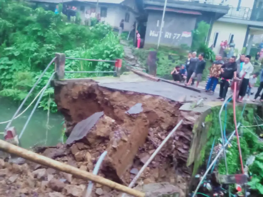Kondisi jembatan Desa Plorengan yang ambrol dan putus akibat erosi aliran sungai, Sabtu (2/5/2026). (Foto: Heri Cahyono)