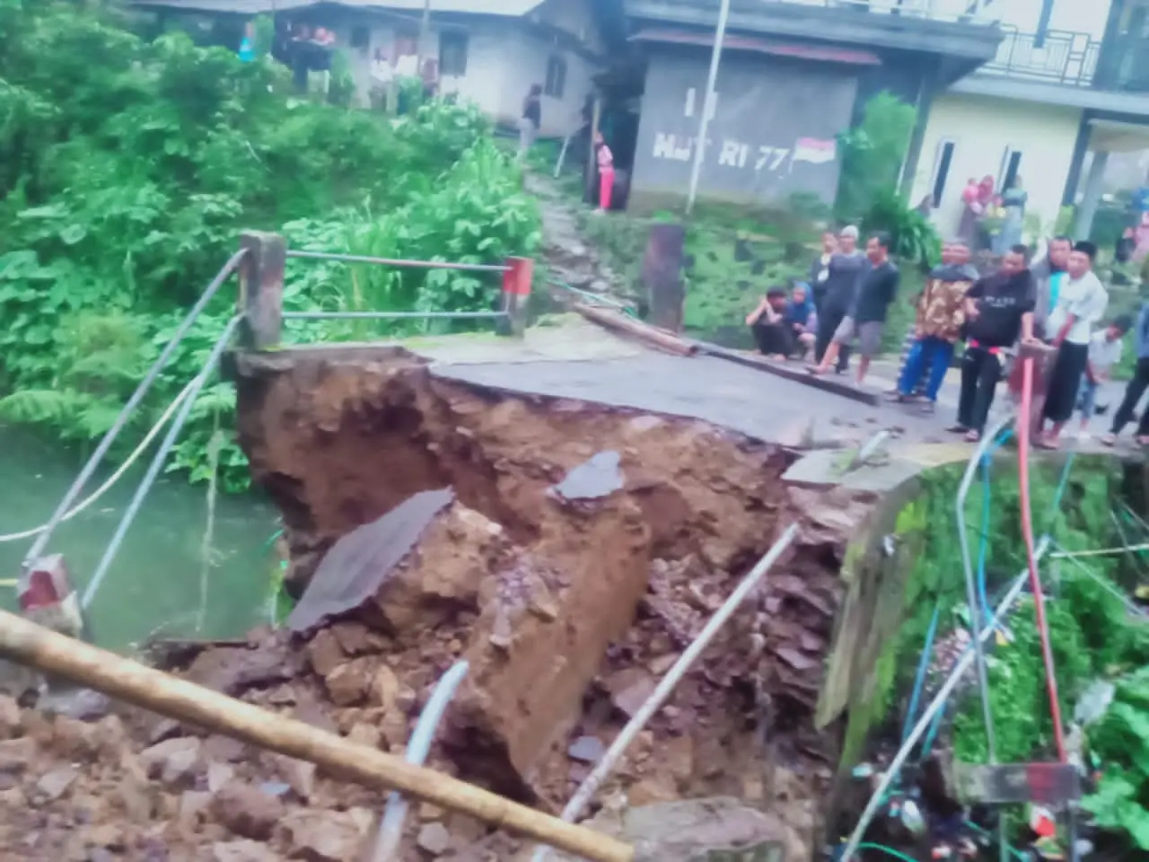 Kondisi jembatan Desa Plorengan yang ambrol dan putus akibat erosi aliran sungai, Sabtu (2/5/2026). (Foto: Heri Cahyono)