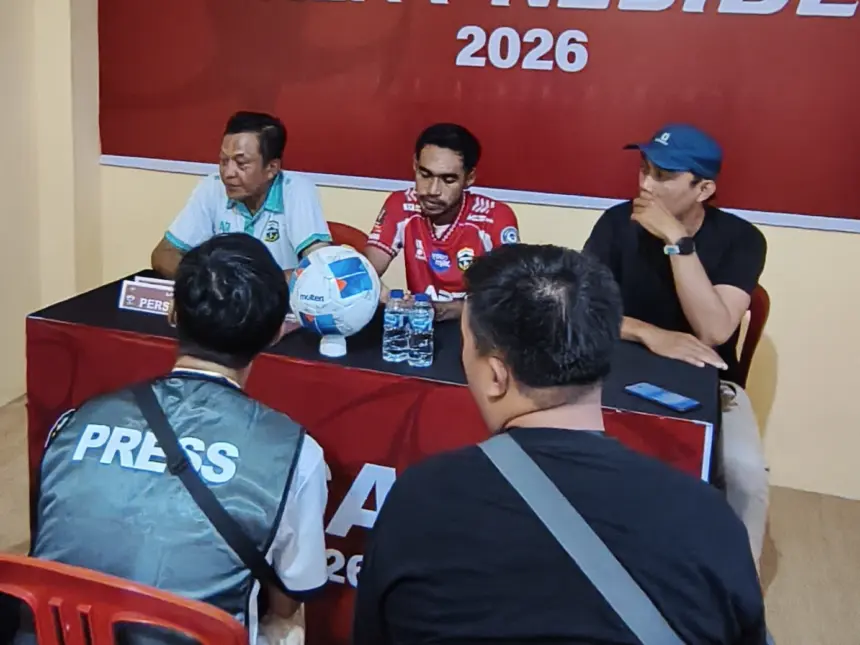 Kapten Persibangga, Andre Putra Wibowo (tengah) saat memberikan keterangan pers usai laga perdana Liga 4 Nasional, di Stadion GOR Goentoer Darjono, Purbalingga pada Sabtu (30/5/2026) sore. (Cilacap Today)