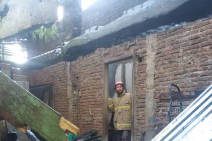 Petugas Damkar di lokasi kebakaran rumah di wilayah Kedungreja Cilacap. (Damkar Cilacap).