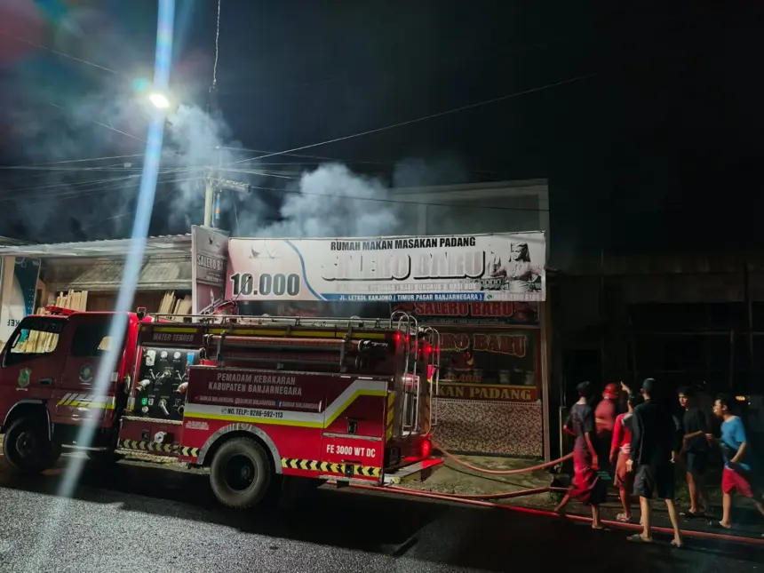 Petugas Damkar bersama relawan gabungan saat berusaha memadamkan api yang membakar RM padang di Banjarnegara, Sabtu (2/5/2026). (Foto: Heri Cahyono)