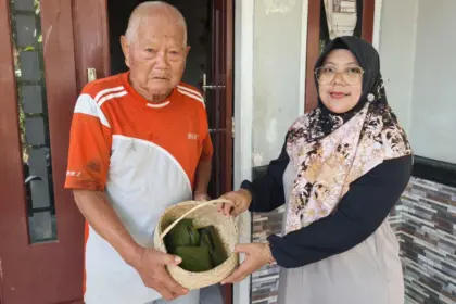 Inspiratif! SMAN 1 Binangun Bagikan Daging Kurban dengan Bungkus Daun Pisang dan Besek Bambu