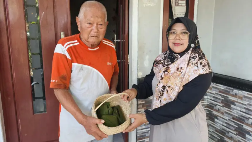 Inspiratif! SMAN 1 Binangun Bagikan Daging Kurban dengan Bungkus Daun Pisang dan Besek Bambu