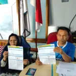 Kusyanti, pensiunan guru yang menjadi korban penipuan oleh karyawan bank di Purwokerto, menunjukan surat kuasanya, didampingi Advokat Djoko Susanto, di kantor Klinik Hukum Peradi SAI, Rabu (13/05/2026). (Foto: Wahyu Sumantri)