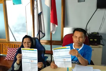Kusyanti, pensiunan guru yang menjadi korban penipuan oleh karyawan bank di Purwokerto, menunjukan surat kuasanya, didampingi Advokat Djoko Susanto, di kantor Klinik Hukum Peradi SAI, Rabu (13/05/2026). (Foto: Wahyu Sumantri)