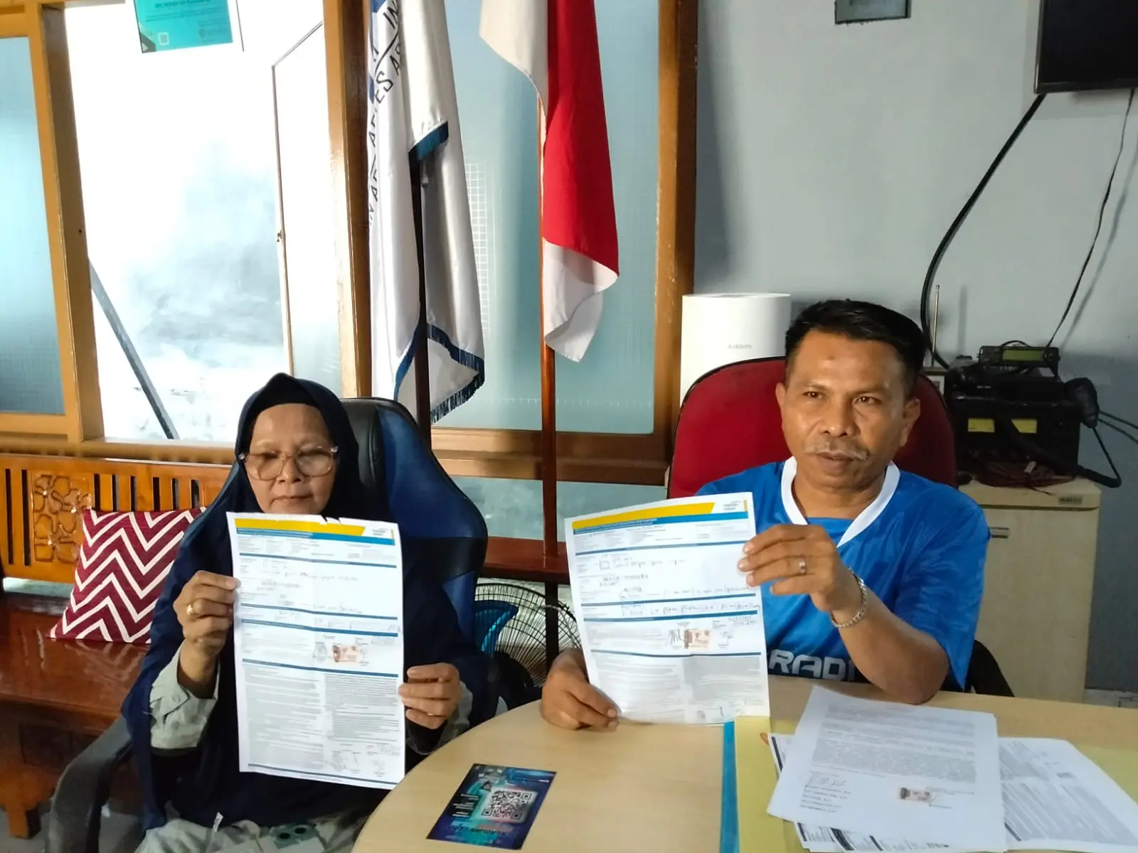 Kusyanti, pensiunan guru yang menjadi korban penipuan oleh karyawan bank di Purwokerto, menunjukan surat kuasanya, didampingi Advokat Djoko Susanto, di kantor Klinik Hukum Peradi SAI, Rabu (13/05/2026). (Foto: Wahyu Sumantri)