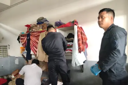 Petugas saat menyisir di hunian para warga binaan di Lapas IIA Purwokerto, Jumat (08/05/2026).(Foto: Wahyu Sumantri)