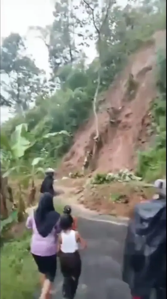 ​Kondisi longsor di Desa Petuguran yang menutup jalan dan mengancam pemukiman warga, Sabtu sore (16/5/2026). (foto: Kiriman warga).