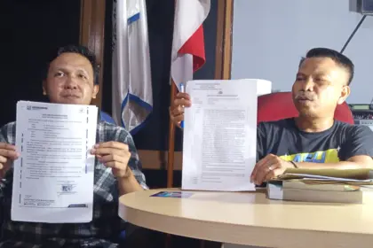 Diar Dwi Iskarnadi, mantan karyawan RS Dadi Keluarga, di dampingi Advokat Djoko Susanto, menunjukan surat kuasa, di kantor Klinik Peradi SAI Purwokerto, Senin (11/05/2026) malam. (Wahyu)
