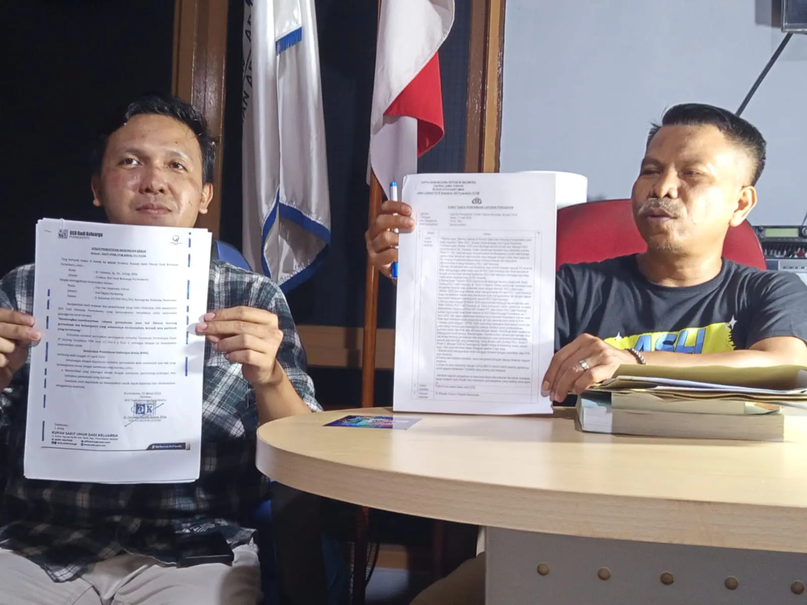 Diar Dwi Iskarnadi, mantan karyawan RS Dadi Keluarga, di dampingi Advokat Djoko Susanto, menunjukan surat kuasa, di kantor Klinik Peradi SAI Purwokerto, Senin (11/05/2026) malam. (Wahyu)