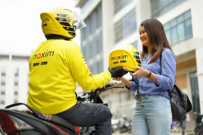 Driver Maxim tengah melayani pelanggan.(dok Maxim Indonesia)