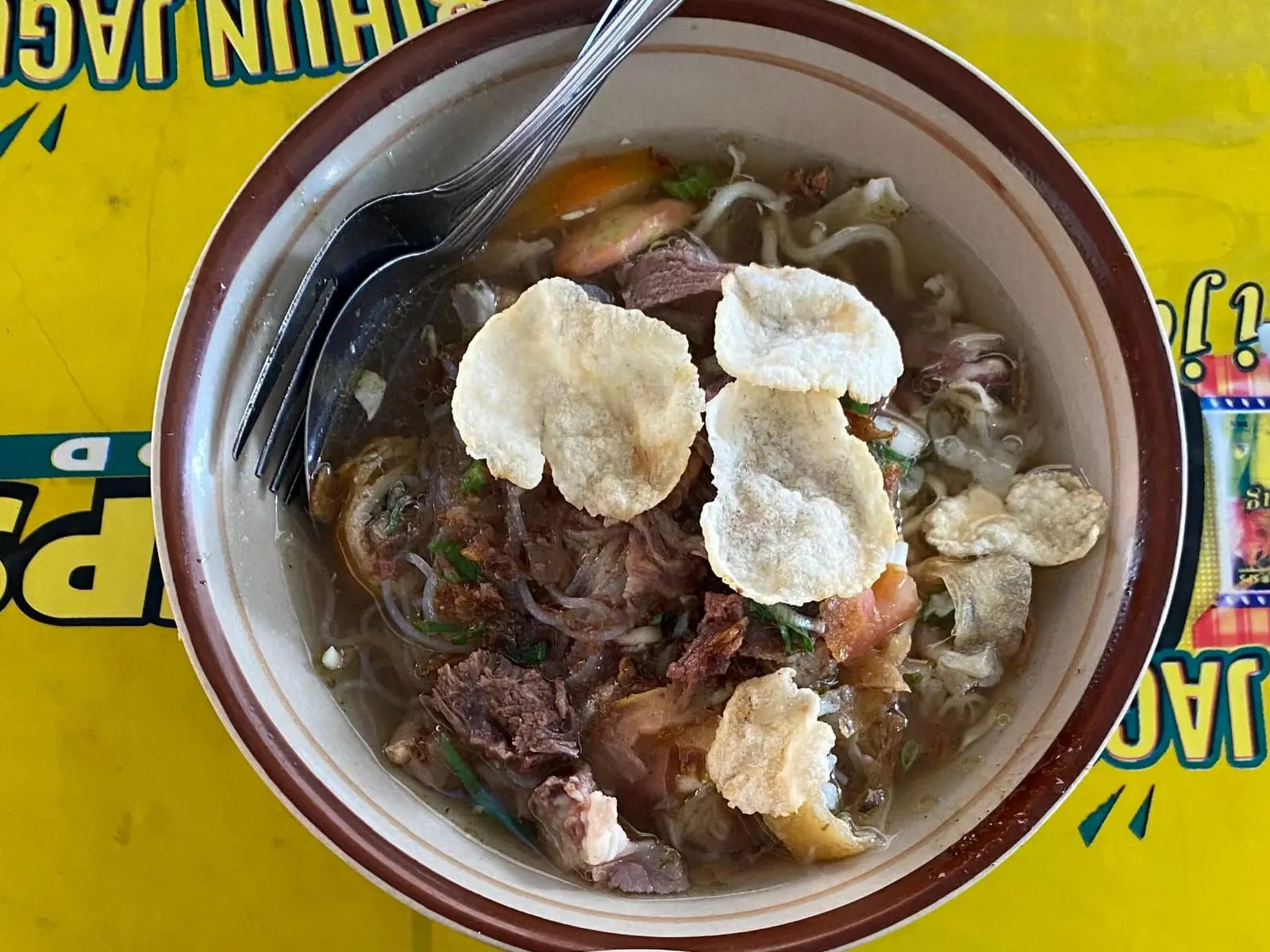 Cita rasa kuah kaldu dan santan bercampur dengan isian yang melimpah dari Soto Mie Bogor & Soto Betawi Bang Asep. (Foto: Dok cilacaptoday.com) 