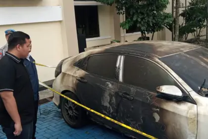 Kasat Reskrim dan jajaran saat menunjukkan mobil milik istri kades Hoho yang dibakar oleh mantan orang dekatnya, Selasa (19/5/2026). (Foto: Heri Cahyono)