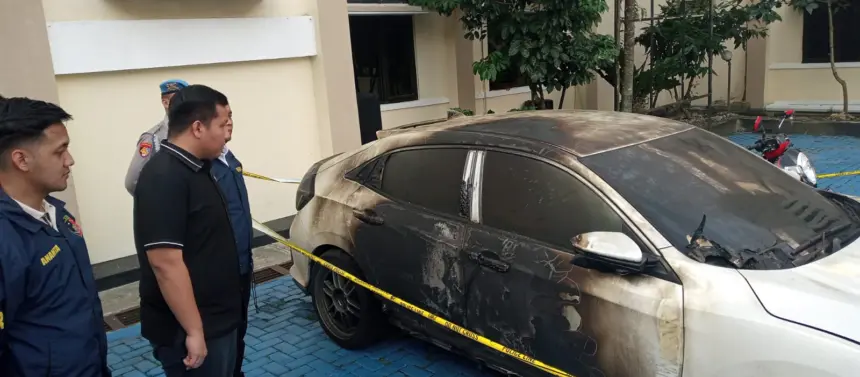 Kasat Reskrim dan jajaran saat menunjukkan mobil milik istri kades Hoho yang dibakar oleh mantan orang dekatnya, Selasa (19/5/2026). (Foto: Heri Cahyono)