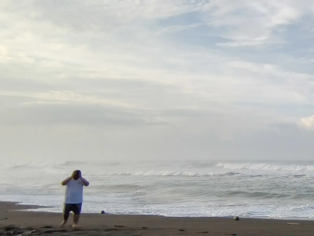 Hamparan ombak bercampur dengan lautan awan, menjadi nilai tambah tersendiri ketika berkunjung ke Pantai Bunton. (Foto: Dok cilacaptoday.com)